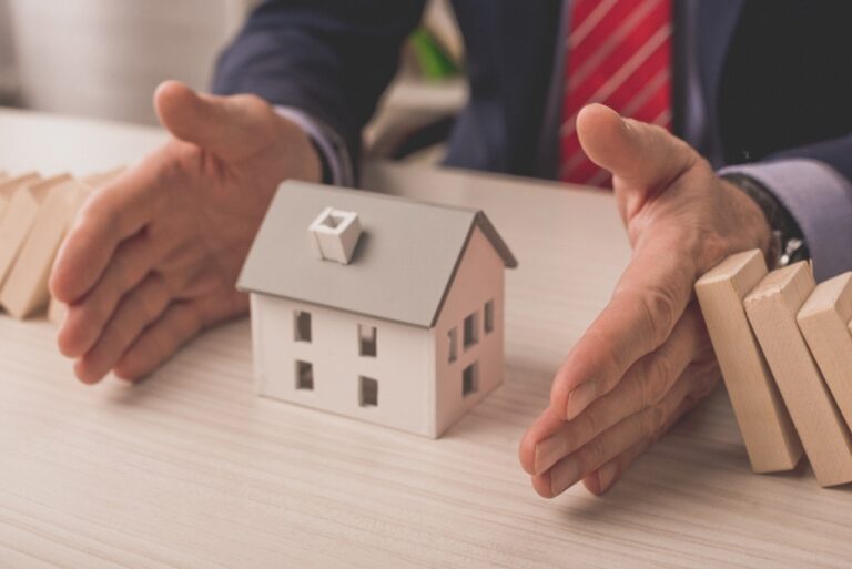 Un agent immobilier mettant ses mains sur la table