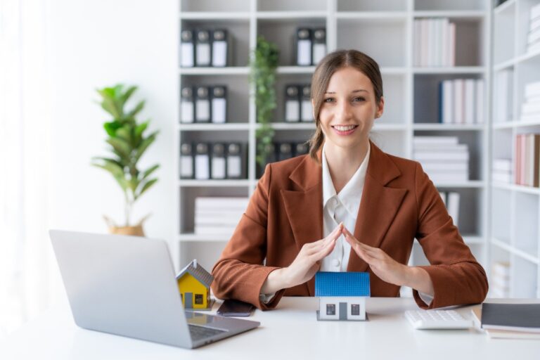 Un agent immobilier présentant une offre dans son bureau