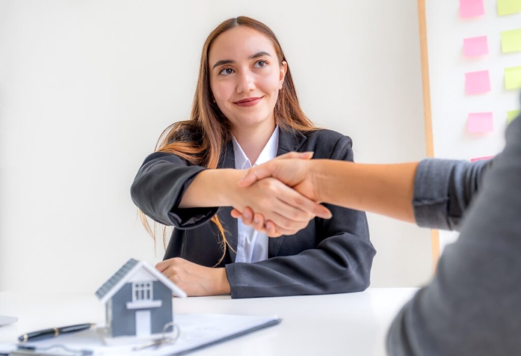 Un agent immobilier serrant la main d'un client