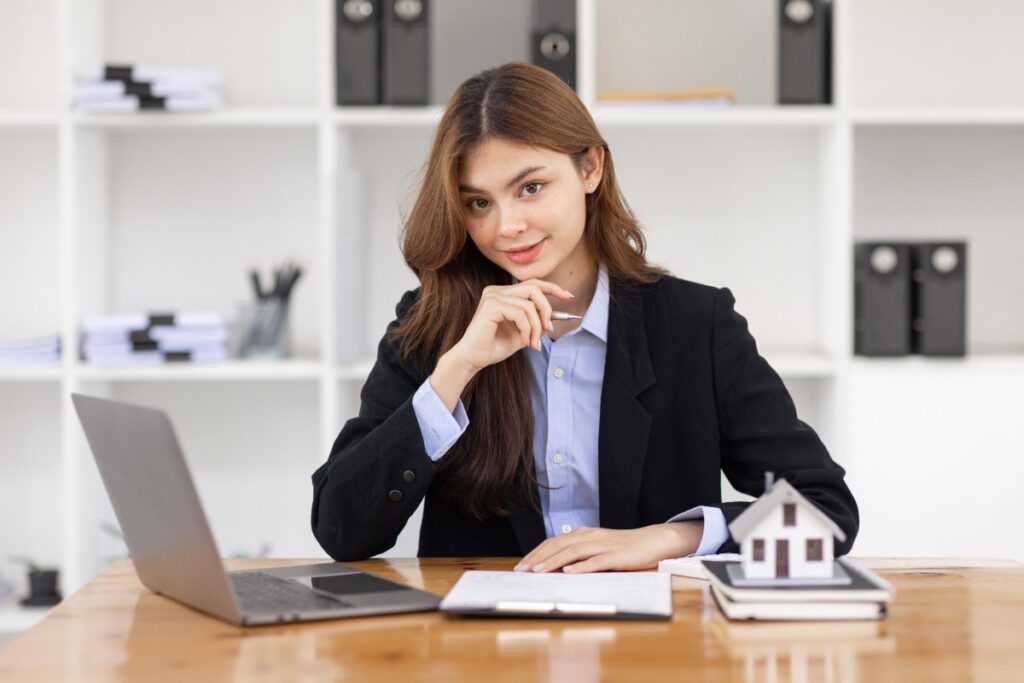 Un agent immobilier travaillant dans son bureau avec son ordinateur