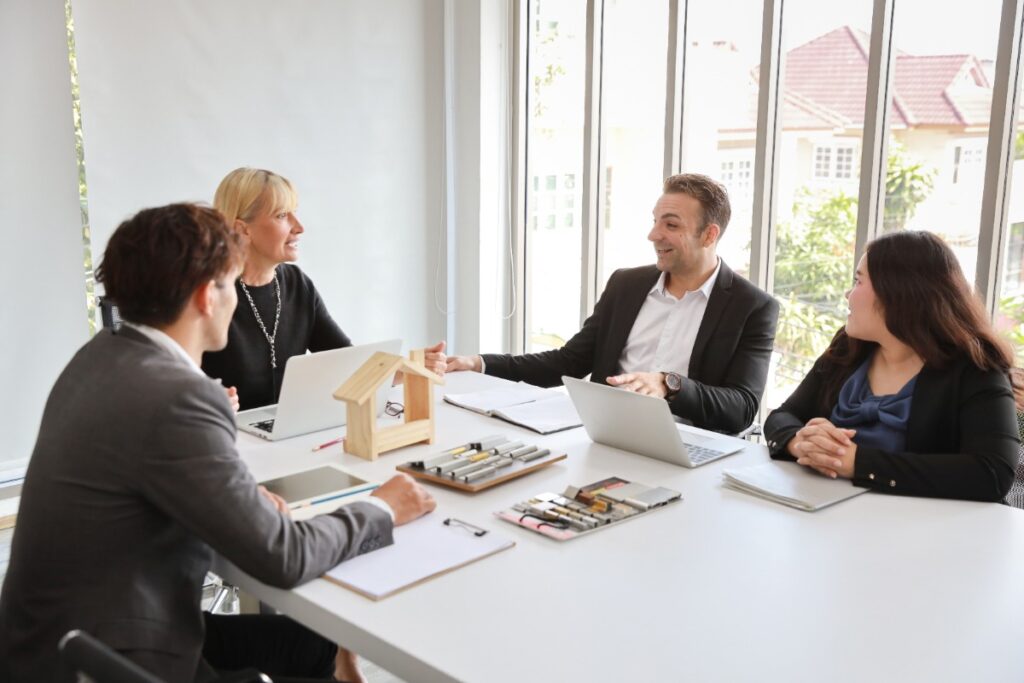 Des agents immobiliers qui travaillent dans un bureau