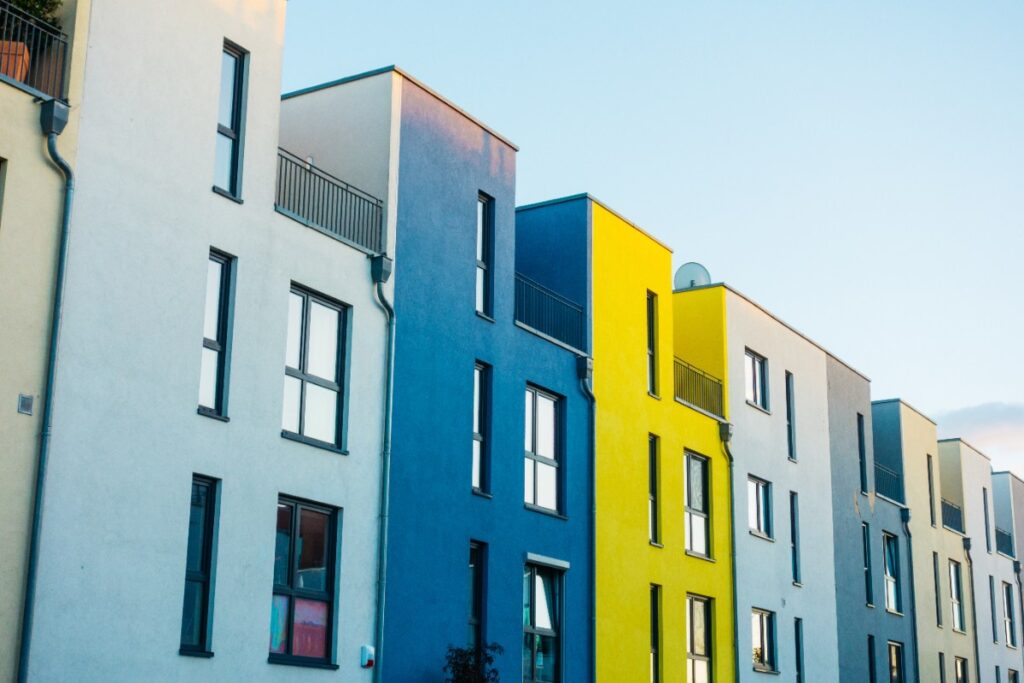 Un bâtiment d'appartements modernes