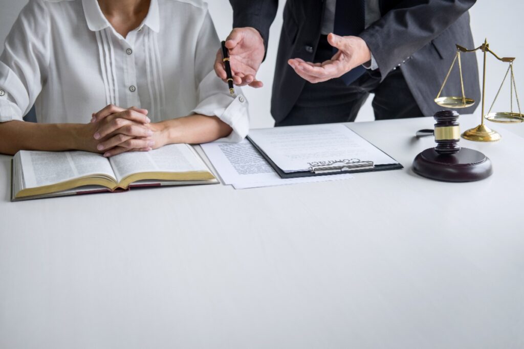 Un avocat et un client qui discute pour un contrat