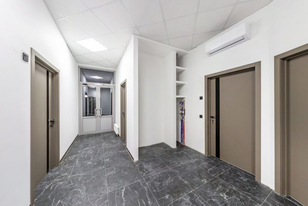 Une climatisation installée dans le couloir