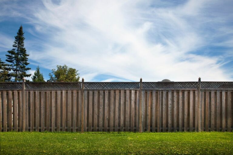 Une clôture de jardin en bois