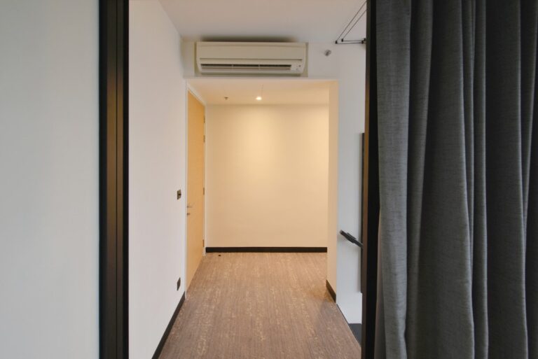 Couloir intérieur aved des rideaux gris et une climatisation