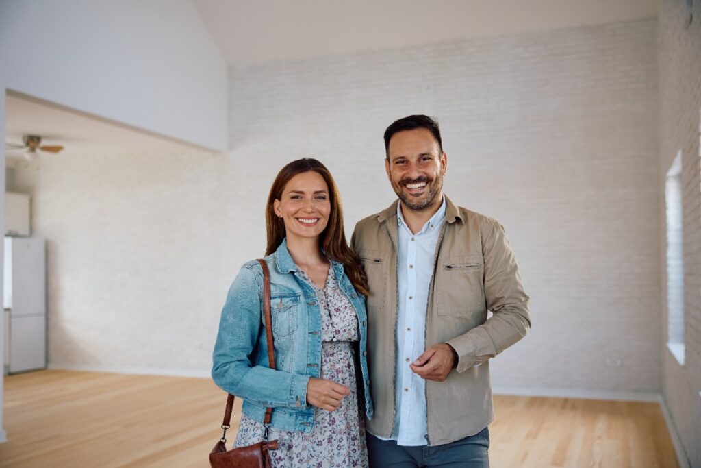 Un couple qui vient d'acheter une nouvelle maison