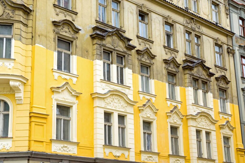 Une façade de bâtiment restaurée et peint avec de la couleur jaune