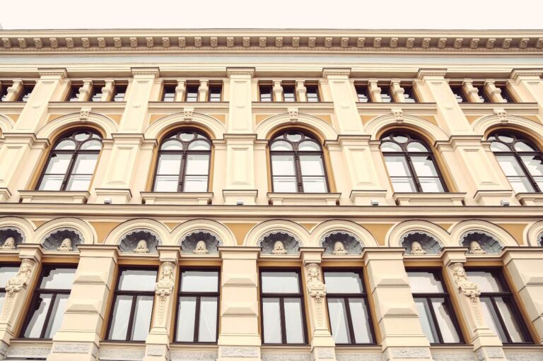 Une façade d'immeuble ornée