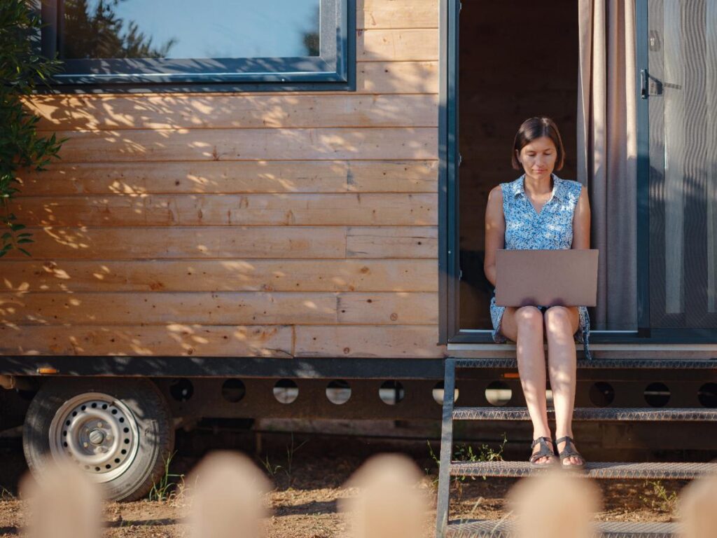 Une femme qui travaille sur un ordinateur dans un mobil-home