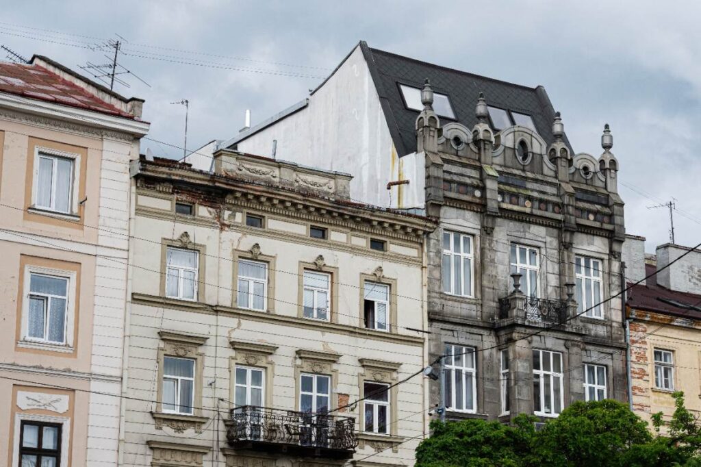 Un grand bâtiment avec des fenêtres sur la façade 