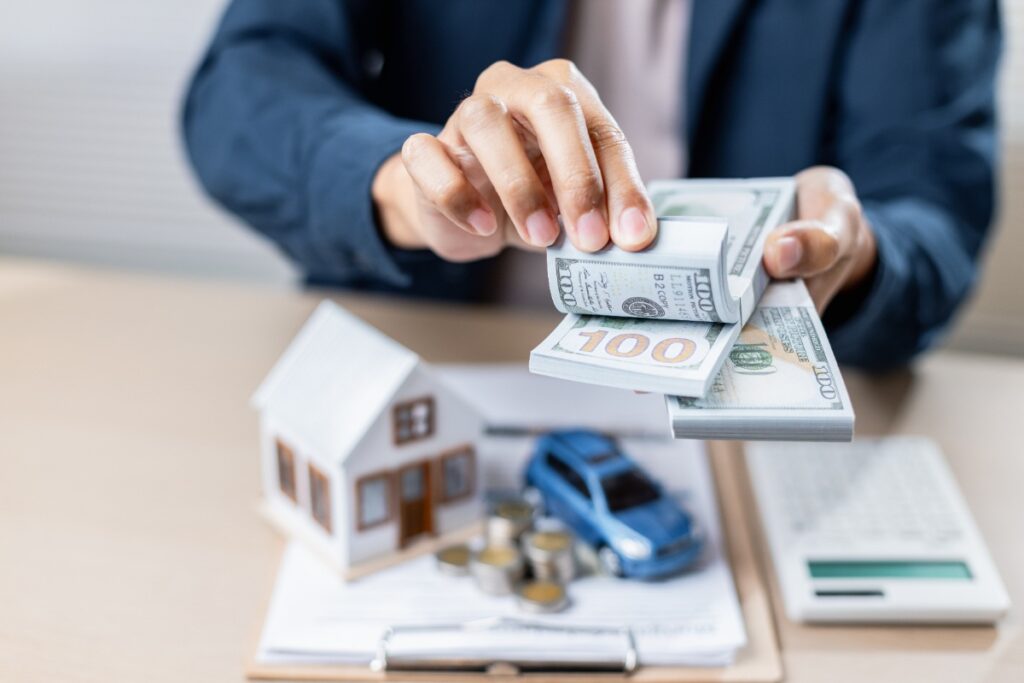 Un homme comptant des billets d'argent pour un investissement de biens