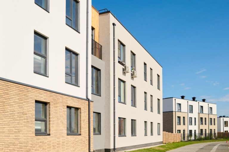 Des immeubles d'appartements moderne