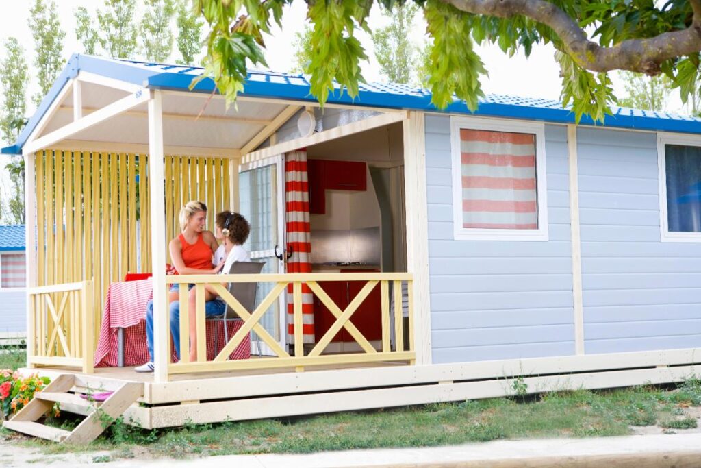 Un jeune couple sur la terrasse d'un mobil-home