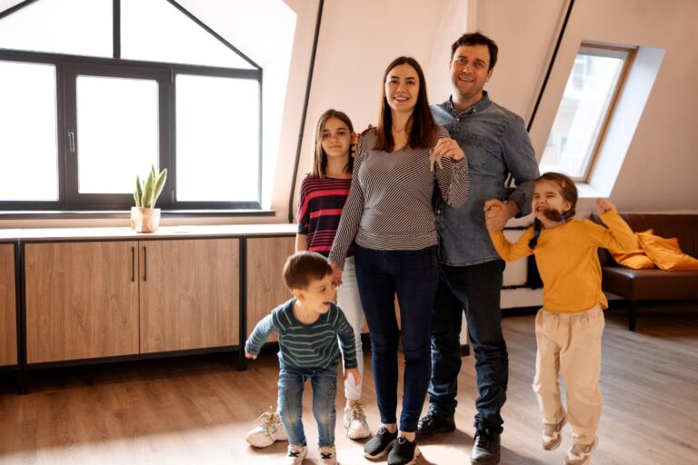 Une famille joyeuse faisant une visite dans leur nouvelle maison assuré avec un contrat d'assurance habitation