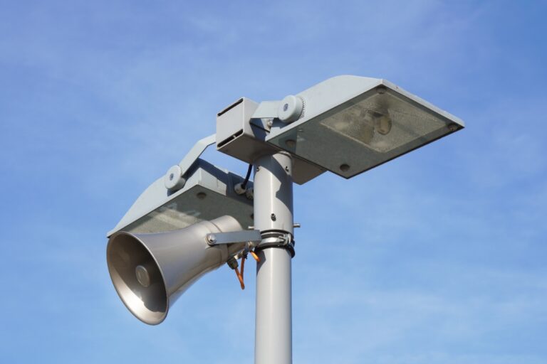 Une lampadaire installée avec un haut parleur