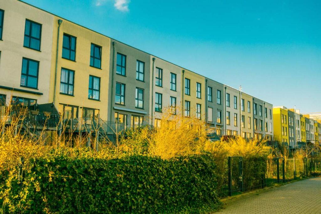 Un beau jardin devant un logement social