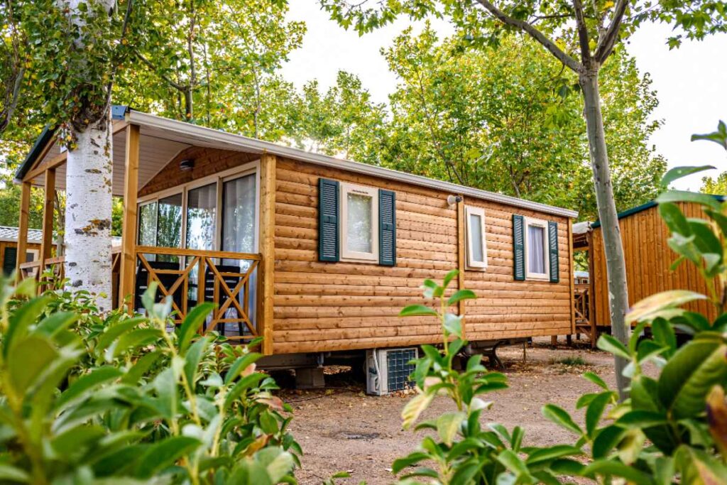 Un mobil-home placé dans le jardin