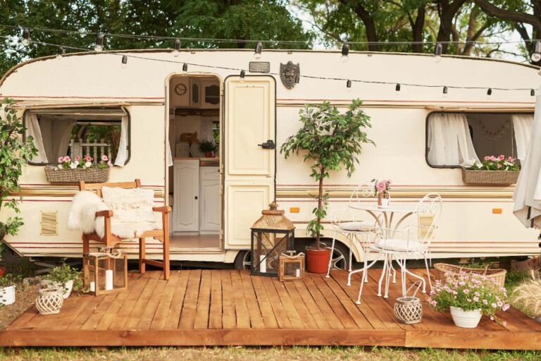 Une terrasse en bois devant un mobil-home