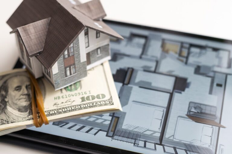 Des monnaies et une maison sur une table