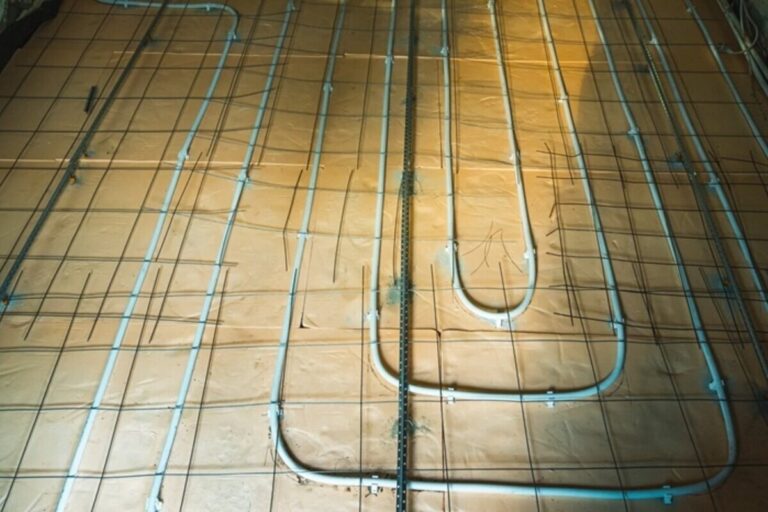 Mur chauffant hydraulique dans une maison