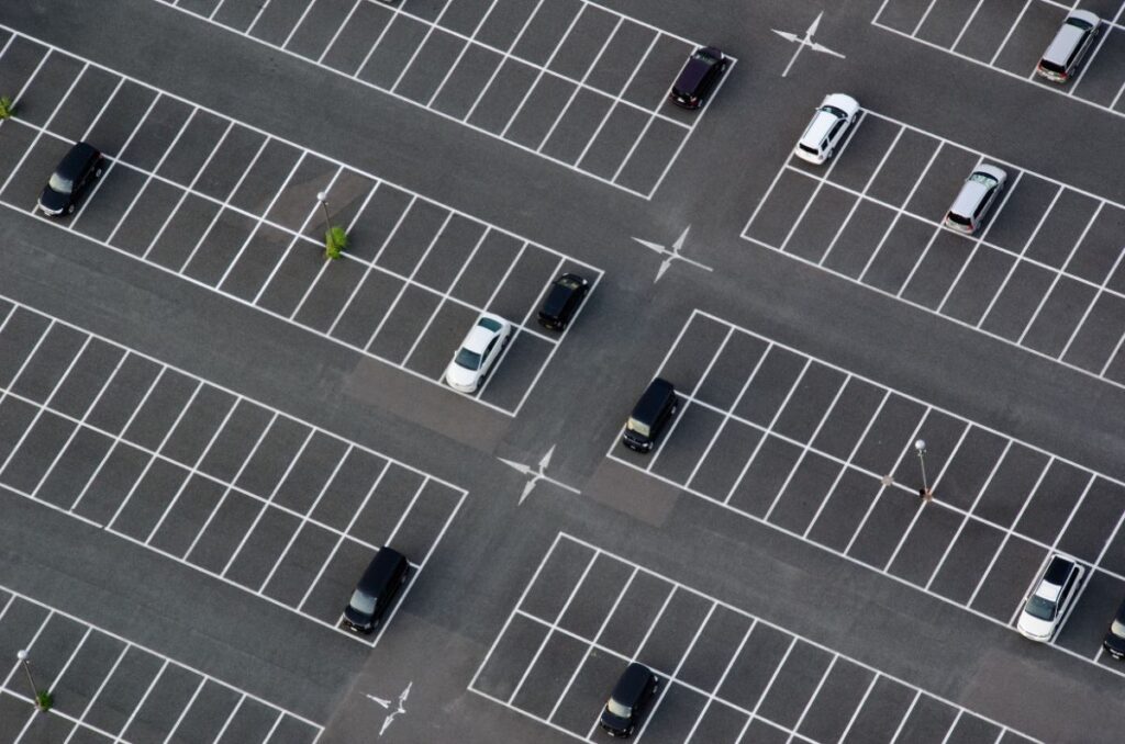 Un parkings spacieux avec des voitures