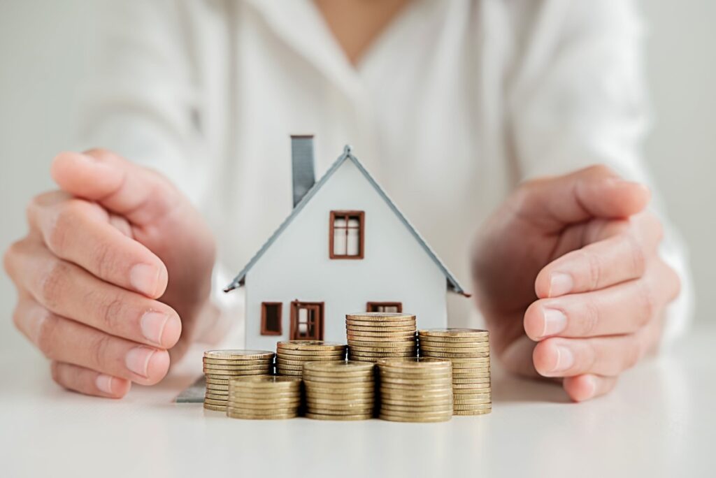 Une personne faisant un investissement immobilier bien sécurisé