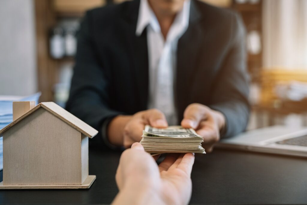 Une personne prêtant de l'argent à un homme