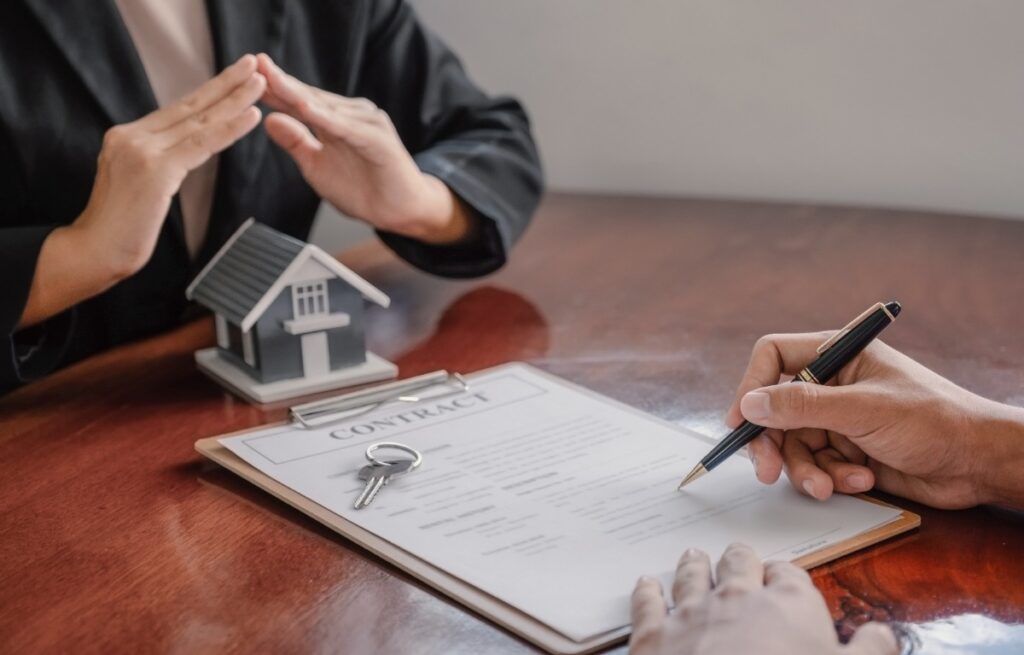Une personne qui signe contrat immobilier