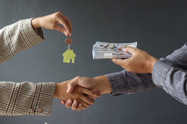 Des personnes échangeant des monnaies et une clé de maison