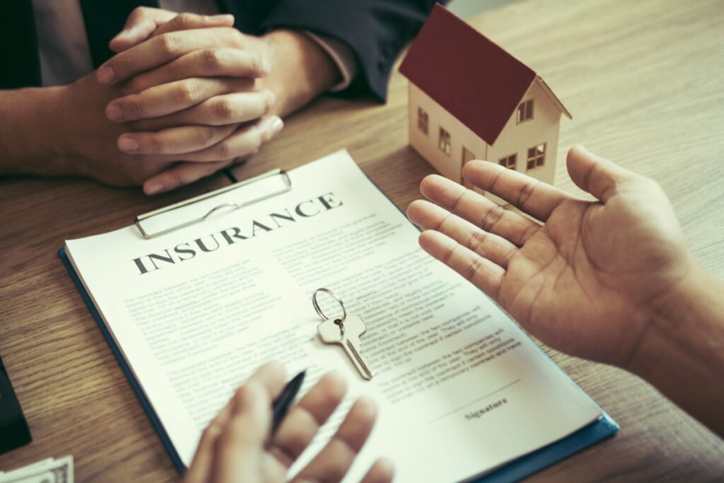 Des personnes faisant une négociation pour l'assurance d'une propriété