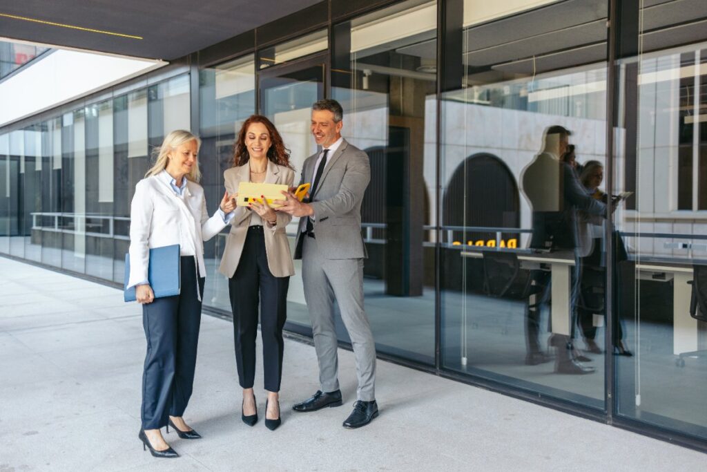 Des professionnels qui discutent devant une agence immobilière