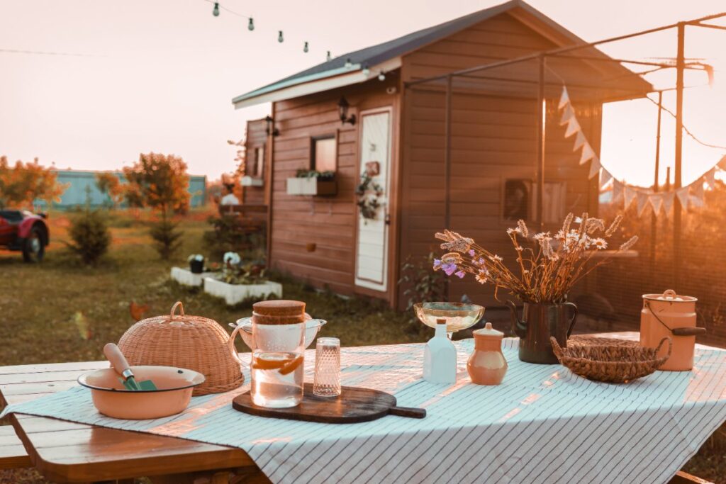 Une table installée dans le jardin devant un mobil-home