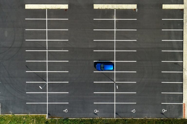Une voiture garée sur un parking