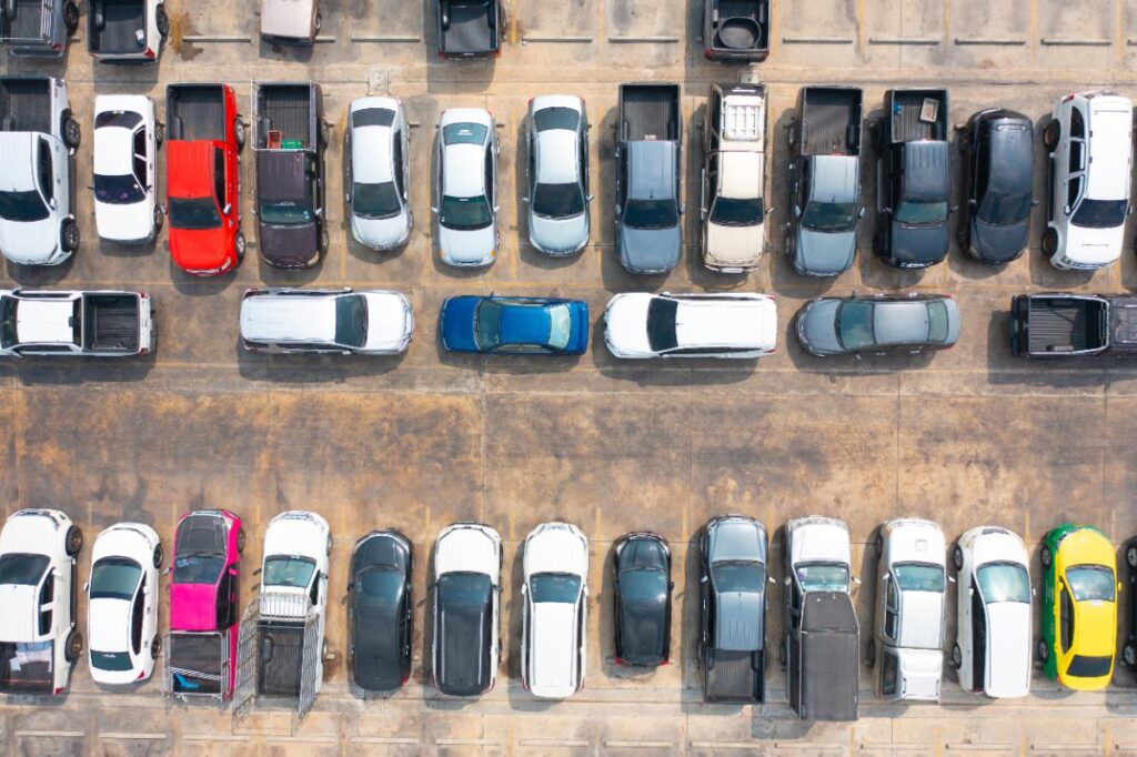 Plusieurs voitures garées sur le parkings
