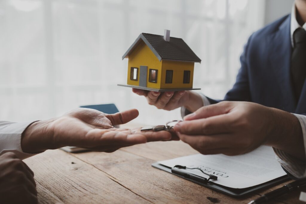 Un agent immobilier et un client concluant un contrat de vente immobilier