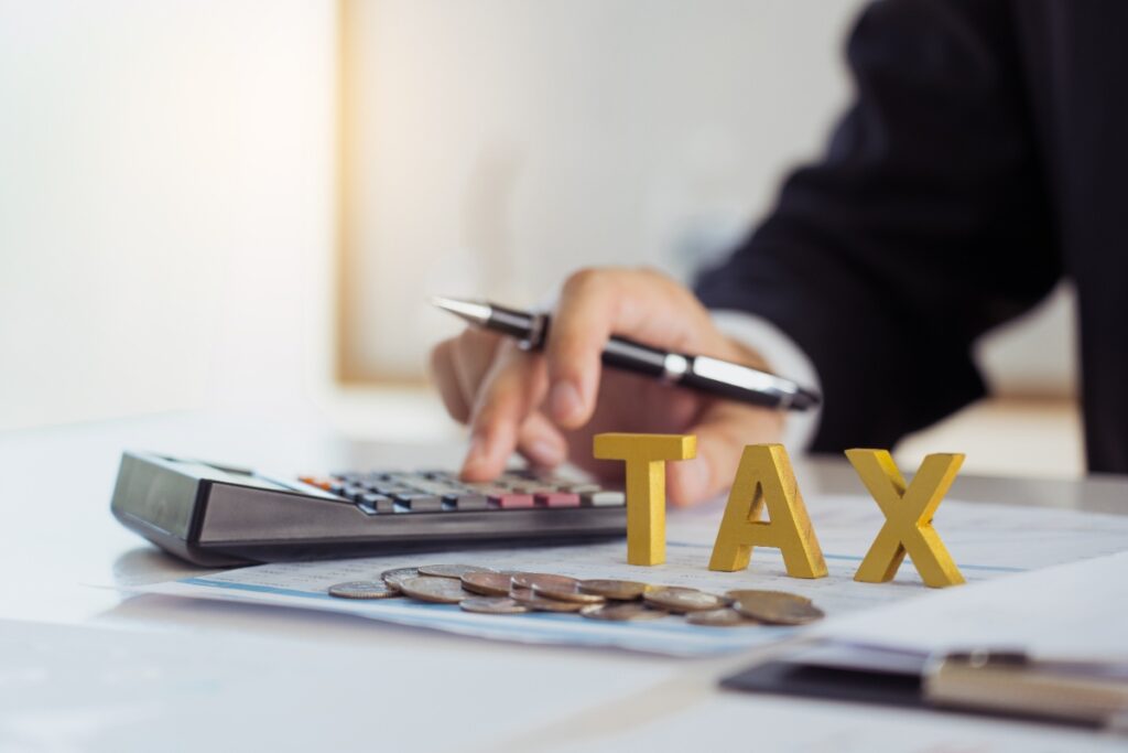 Une personne faisant un calcul d'impôts et de finances dans un bureau