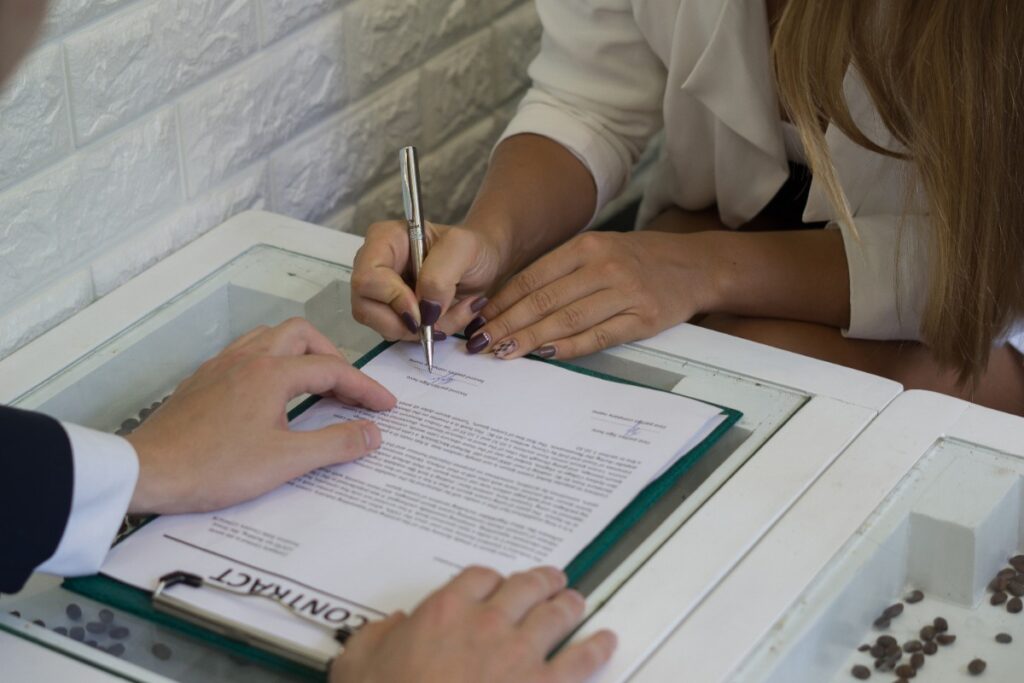 Une femme qui signe un contrat de bail