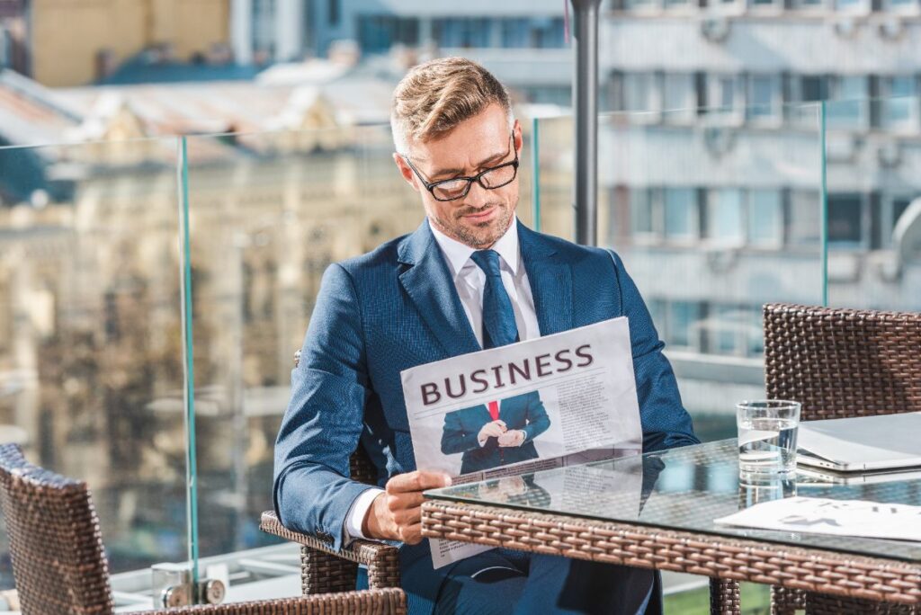 Un homme d'affaires assis dans son bureau