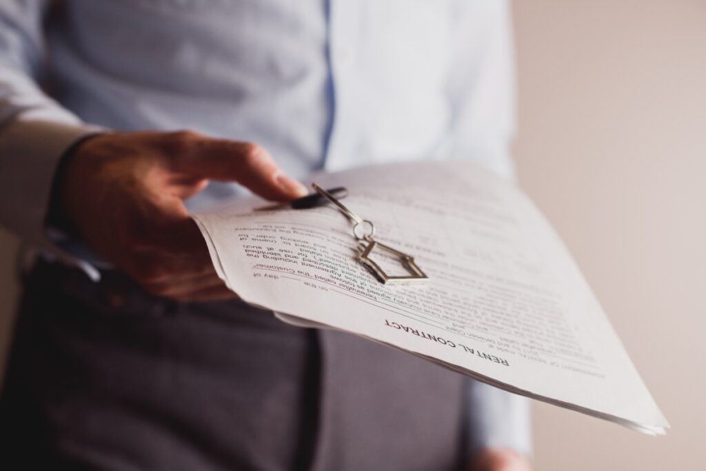 Un homme tenant des papiers avec une clé