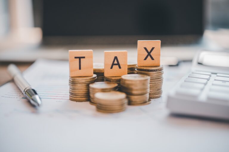 Des monnaies et taxe sur la table