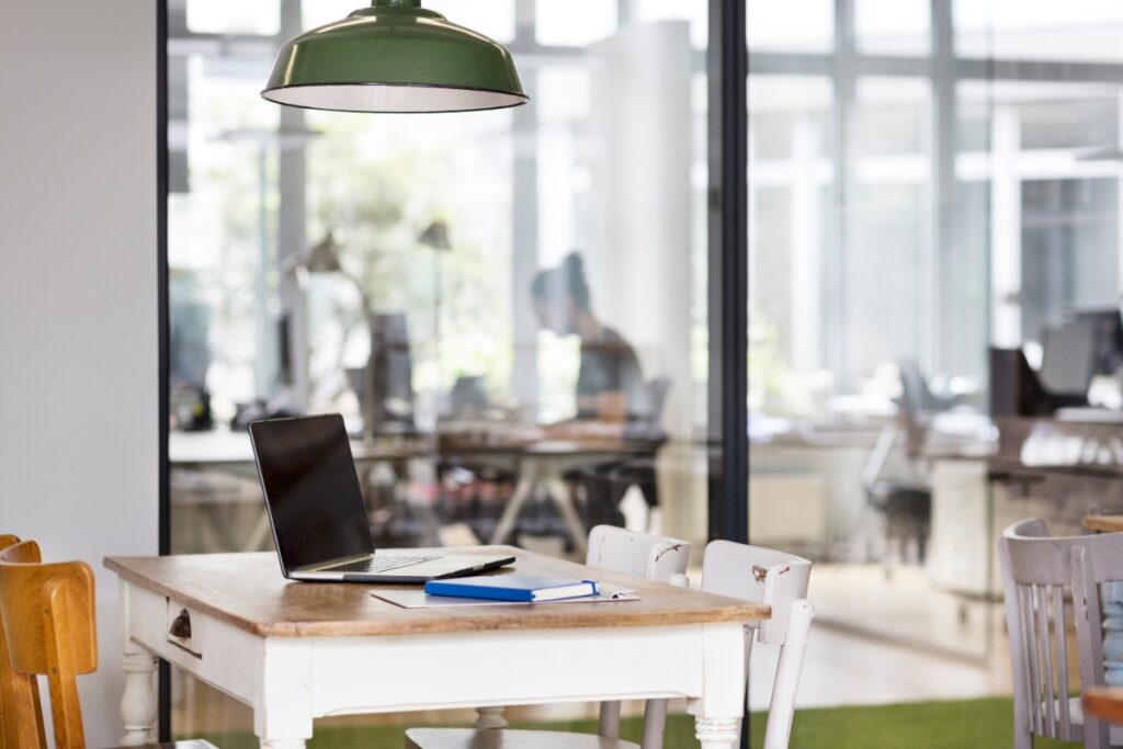 Un ordinateur portable posé sur une table de bureau