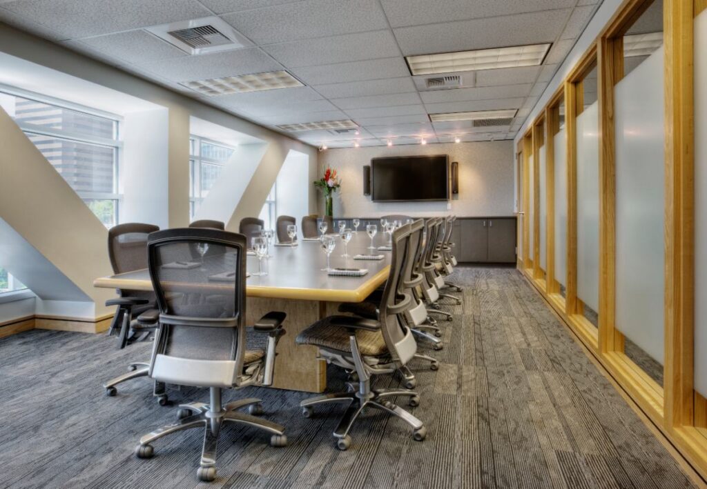 Une salle de conférence moderne avec une longue table et des chaises