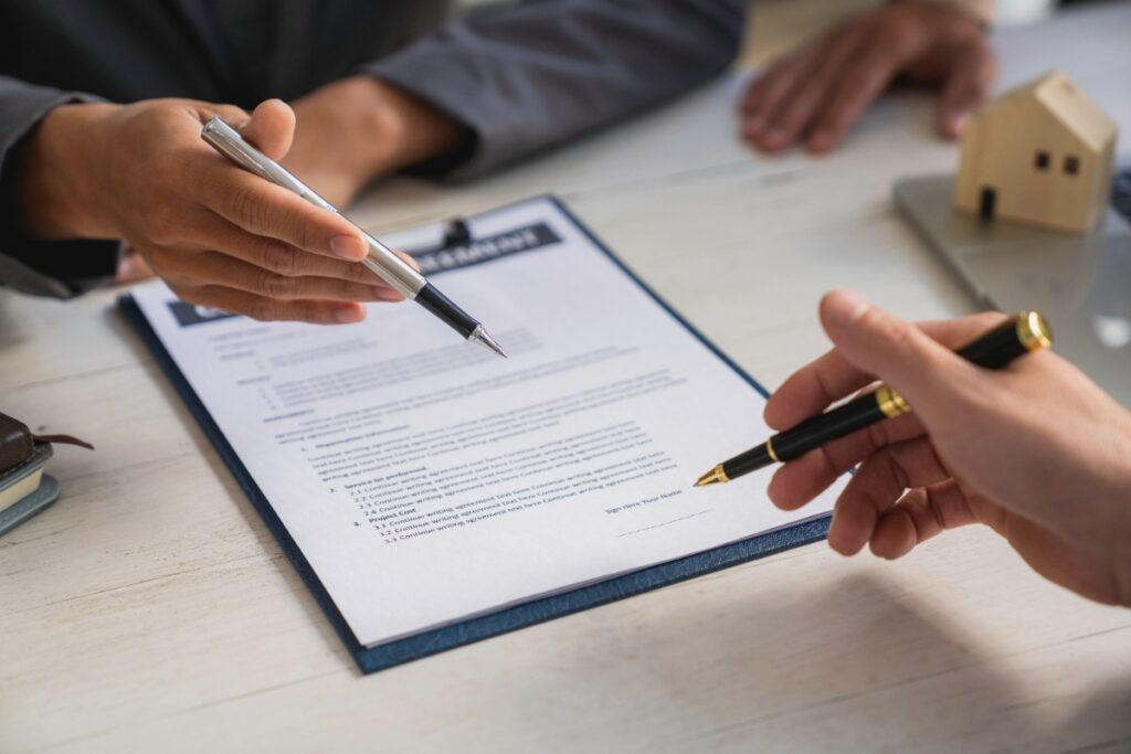 Un agent immobilier et un client qui négocient d'un contrat immobilier