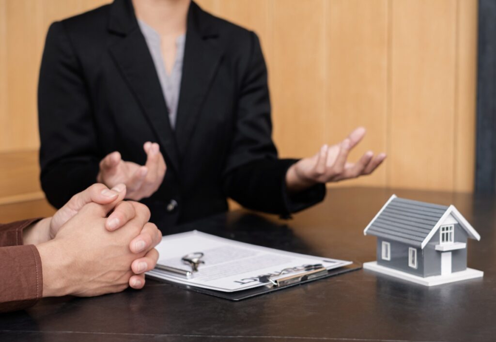 Un agent immobilier qui discute avec un client