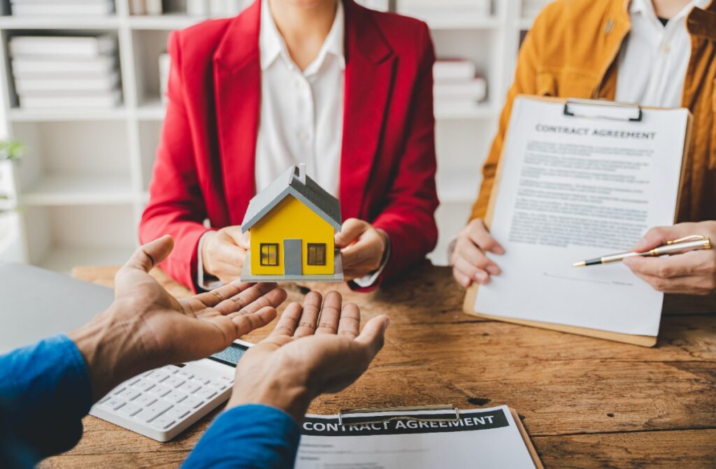 Un agent immobilier qui discute avec des clients