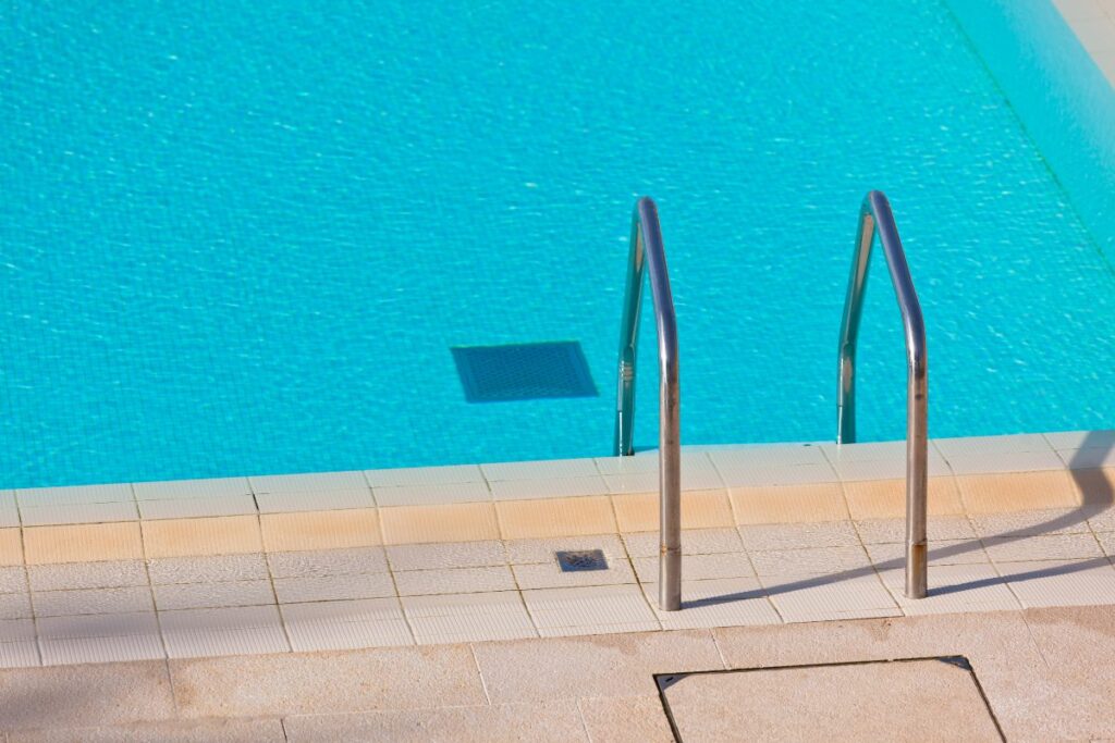 Une échelle de piscine