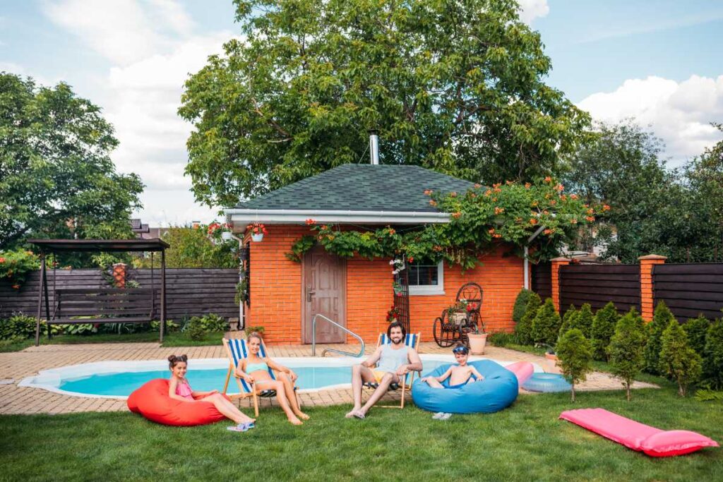 Une famille reposant au bord d'une piscine
