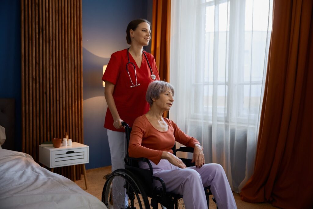 Une femme poussant une personne sur un fauteuil