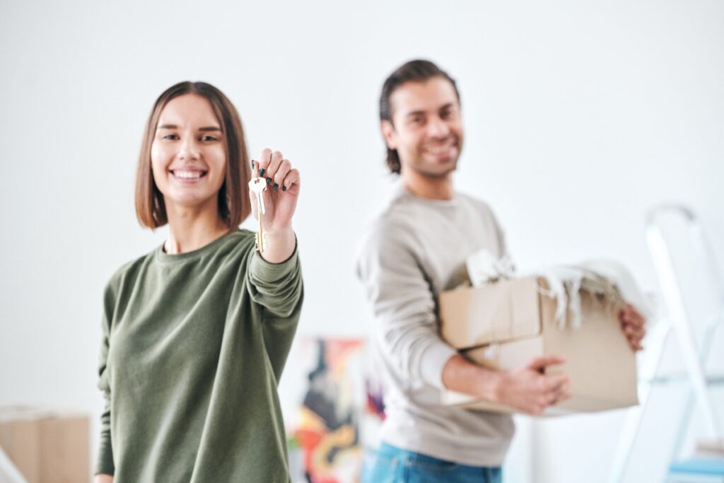 Une jolie femme tenant une clé avec son partenaire